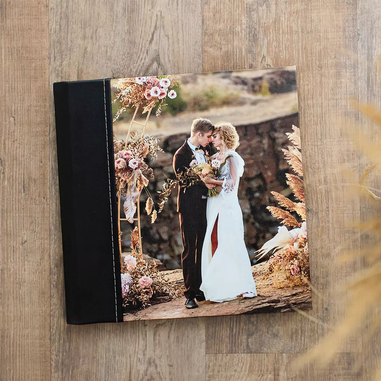 Semi-personalised wedding photobook with a leather cover, featuring a romantic image of a couple. Elegant and timeless, ideal for cherishing wedding memories.