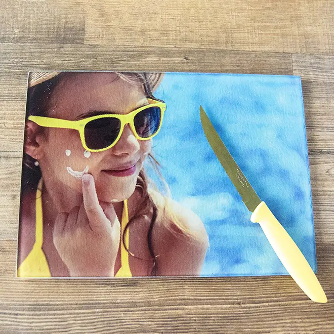 Image of a personalised cutting board from RapidStudio, adorned with a custom photo, combining functionality with a unique touch in the kitchen.