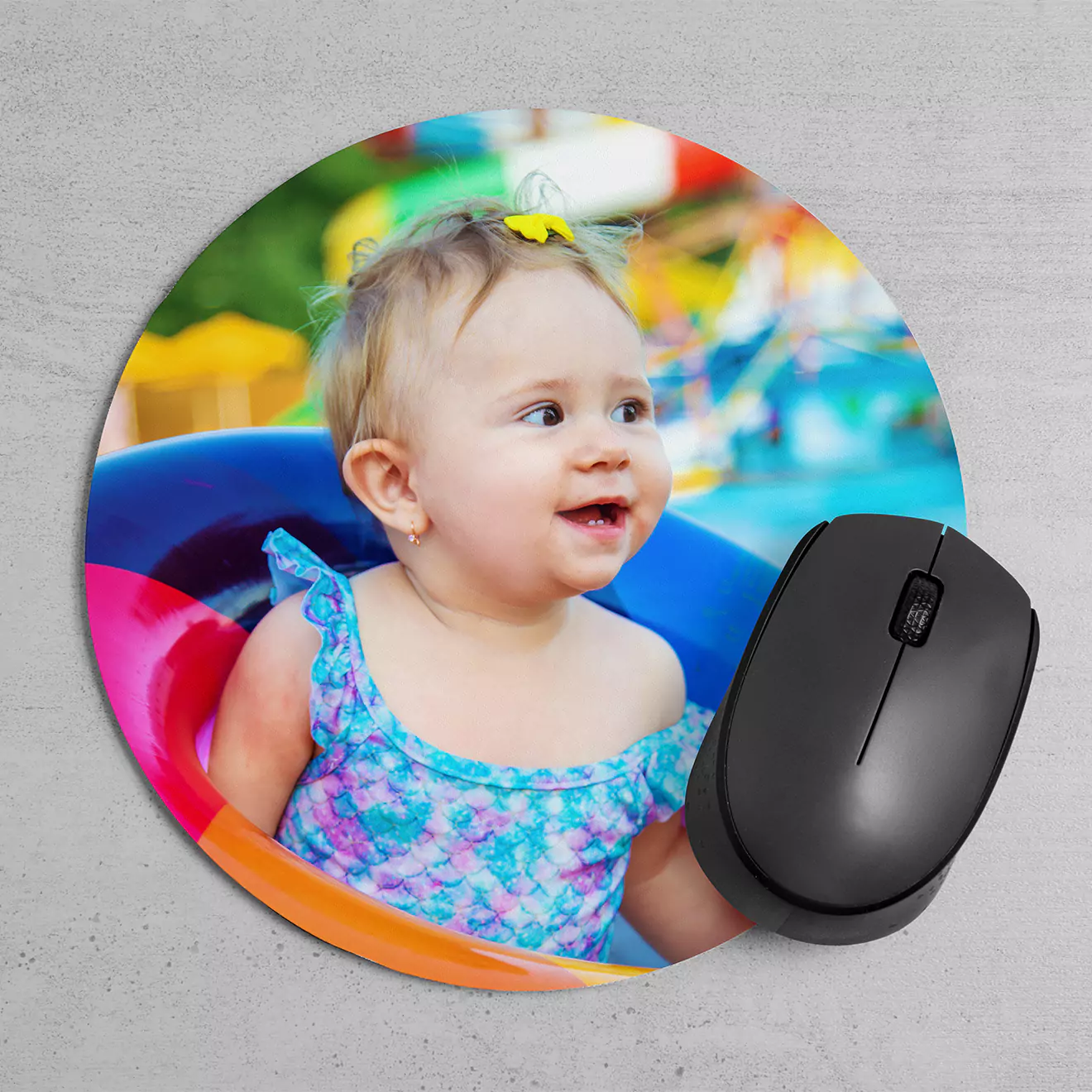 Round personalised mouse pad featuring a photo of a smiling father and daughter, with the text "Super Dad" in stylish black font and a moustache graphic. Ideal as a gift for Father's Day, birthdays, or Christmas. Suitable for use with a computer mouse.